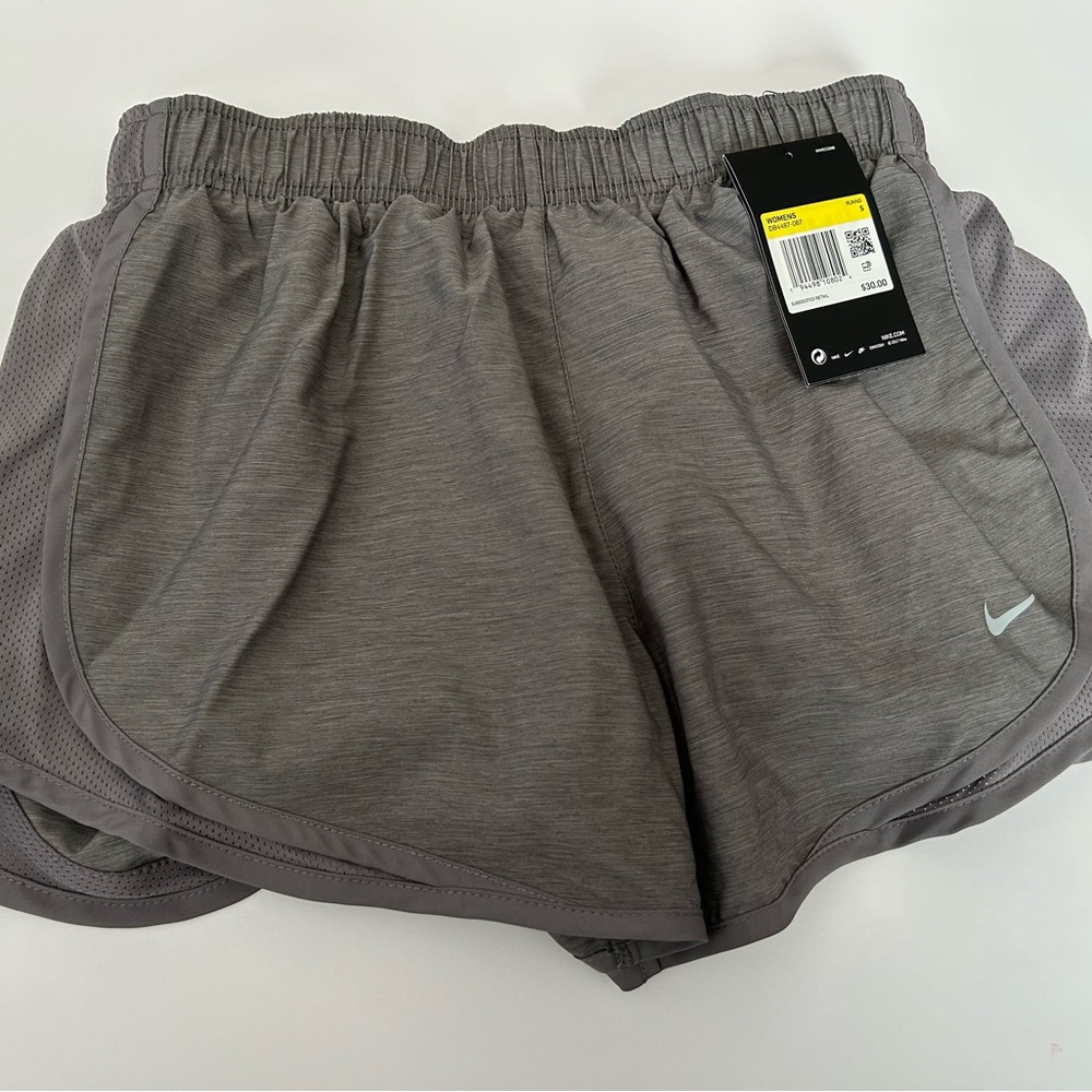 Nike dry grey standard fit shorts - size small nwt - with underwear lining